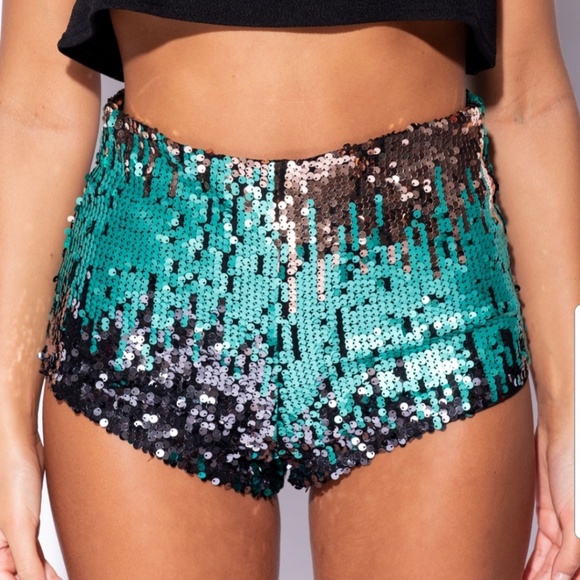 🔥ONE LEFT🔥Sequinced Highwaisted Hot Pants - Picture 4 of 5